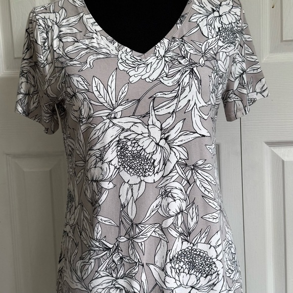 Ann Taylor Factory Tops - Ann Taylor Factory White and Gray Fitted Short Sleeve Tee